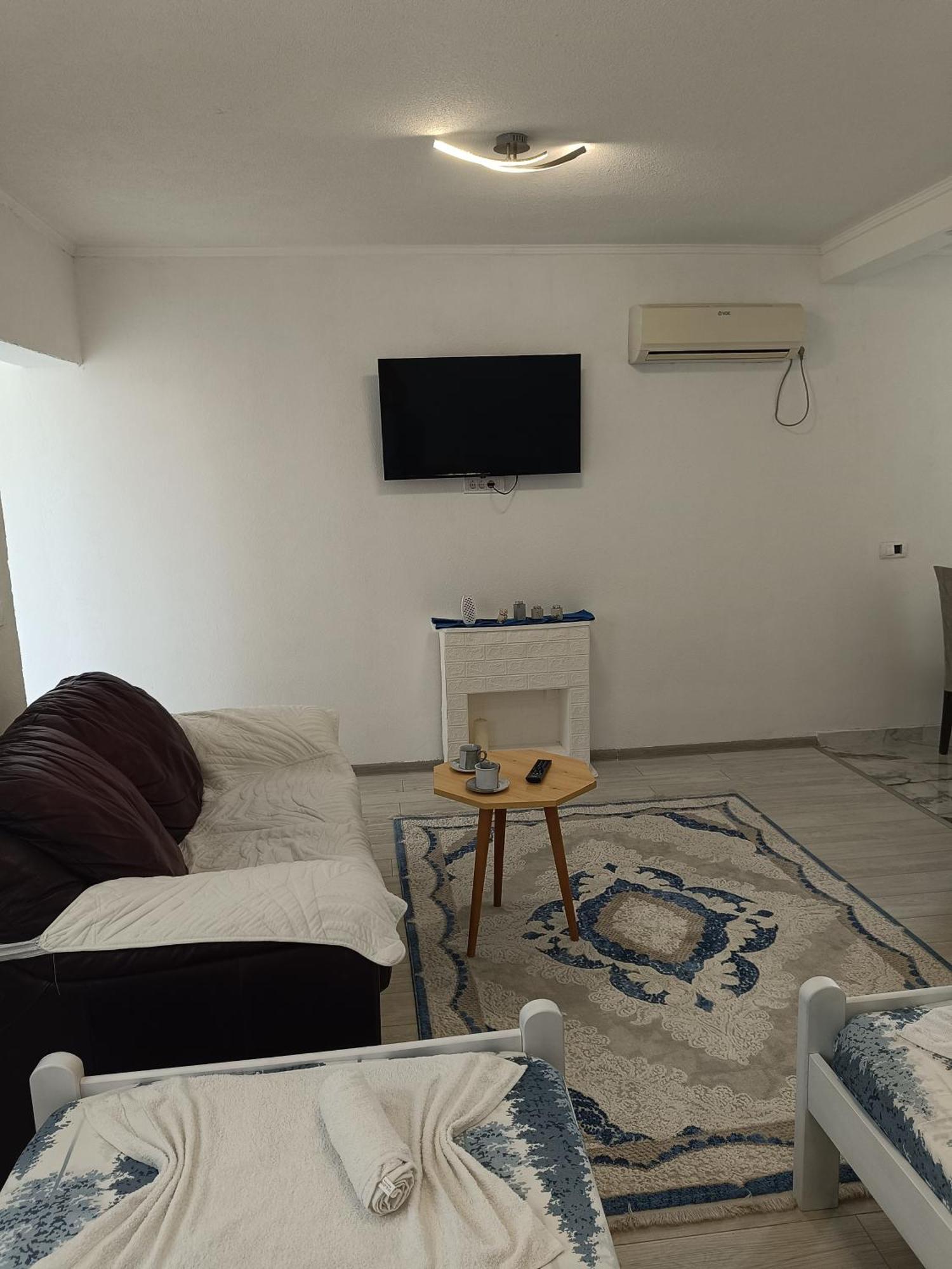 Matija Airport Apartment Mitrovici  Exterior foto