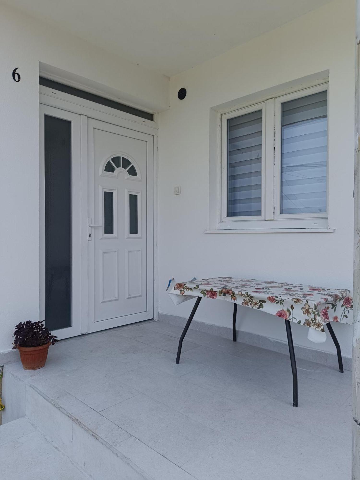 Matija Airport Apartment Mitrovici  Exterior foto